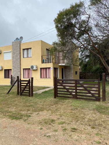 Casa A Una Cuadra De La Playa En Barrio Portales.