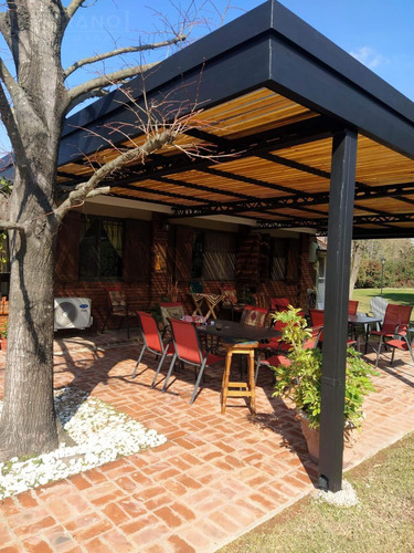 Casa En Venta 6 Ambientes,-pileta Climatizada-calle Saavedra Al 600-parque Sakura