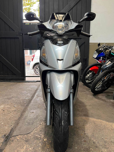 Imagen 2 de 22 de Kymco People 300 Gti 2017 U Dño Serv Off Permuto