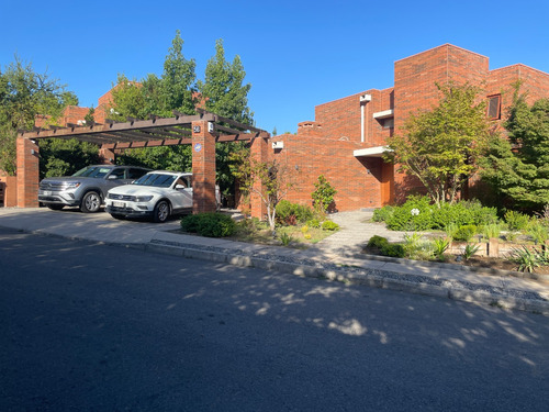 Casa Remodelada, En Condominio Y Gran Jardín