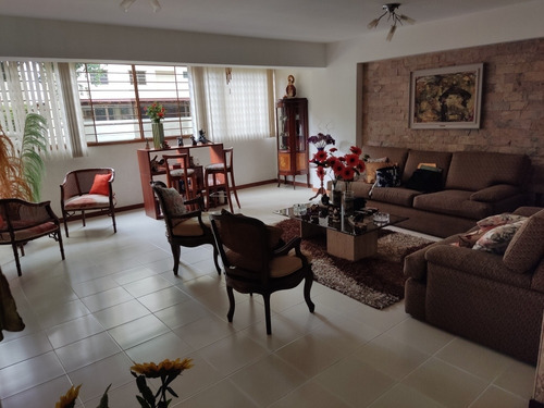 Imagen 7 de 14 de Apartamento Amplio De 150mts. 4hab; 3 Baños; Piso Bajo.