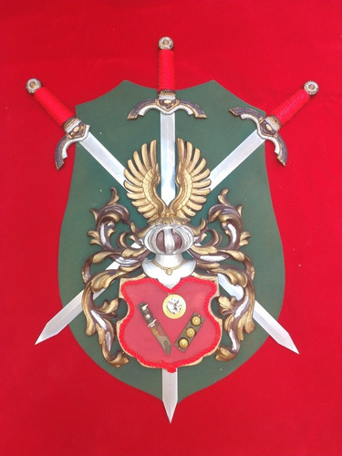 Antiguo Escudo De Armas Espadas  Labrado Decorativo Permuto