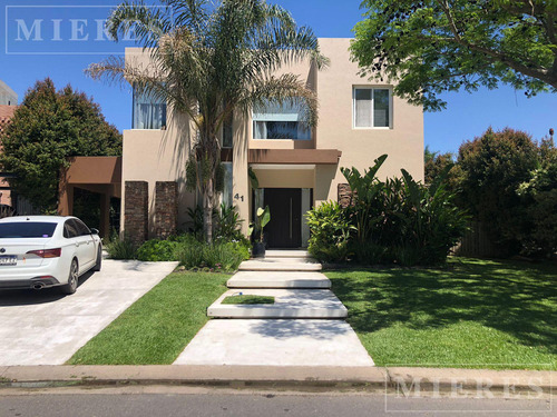 Muy Linda Casa En Venta A La Laguna En Los Lagos, Nordelta.