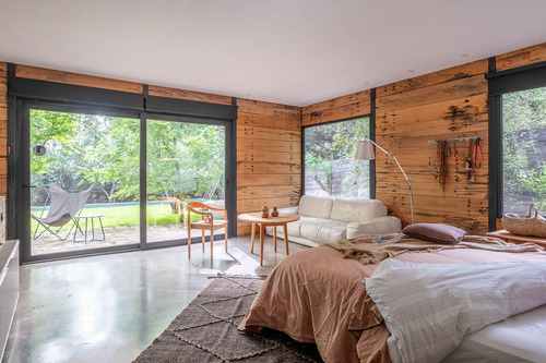 Casa Con Un Diseño Único Y Amplios Espacios