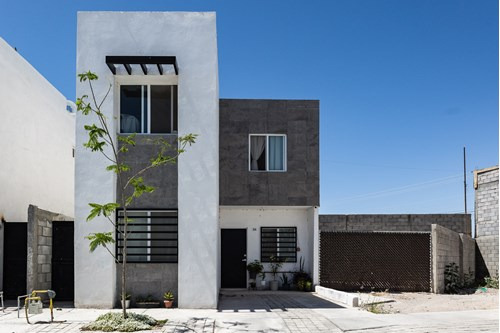 Casa En Venta En Residencial Kalia, Torreón, Con Terreno Excedente Y Recamara En Planta Baja.