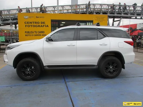 Toyota Fortuner Black Edition 4x2 2.4cc At Aa