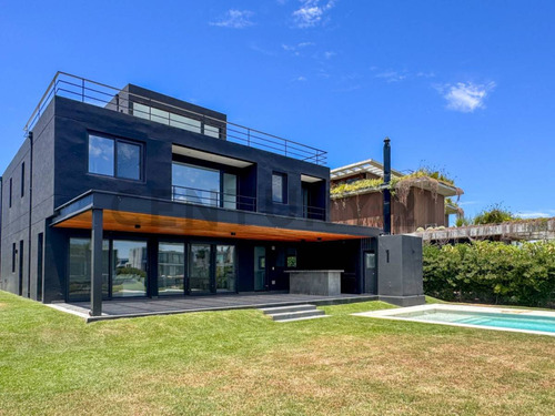 Casa Al Agua En Virazón Nordelta Con 4 Suites Y Tercera Planta.