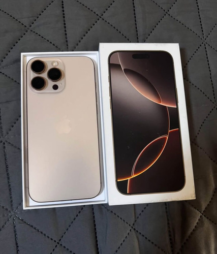 iPhone 16 Pro Max De 256gb Esim Color Black Titanium Color Dorado Claro (Usado)
