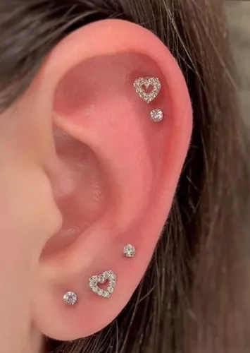 PIERCING TRAGUS/HÉLIX CORAÇÃO VAZADO CRAVEJADO – Savannah Joias