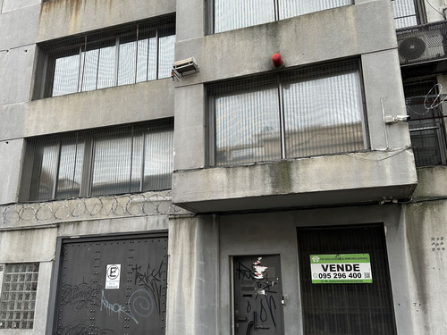 Gran Local Industrial Y Depósito Agraciada Y C. M. Ramirez