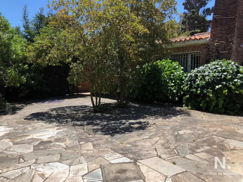 En Venta Casa En Primeras Paradas De Playa Mansa, Terreno Esquinero. Cerca Del Mar. Punta Del Este