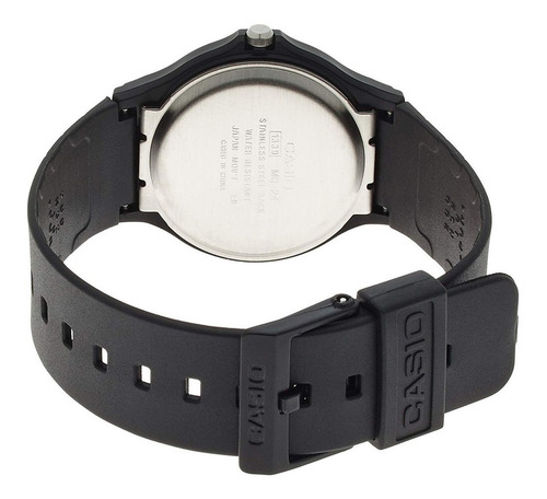 Reloj pulsera Casio Collection MQ-24 de cuerpo color negro, analógico, fondo blanco, con correa de resina color negro, agujas color dorado, dial dorado, minutero/segundero dorado, bisel color negro y hebilla simple