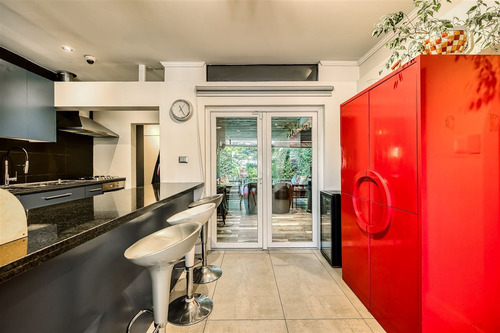 Moderna Y Eficiente Casa En Las Condes, Sector Residencial