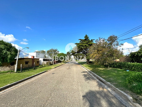 Terreno En Venta En Piriápolis, Pueblo Obrero. 300 M² De Superficie. A Media Cuadra De Av Artigas.