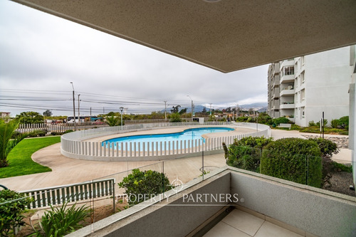 Primer Piso, Cómodos Espacios Y Vista A La Piscina