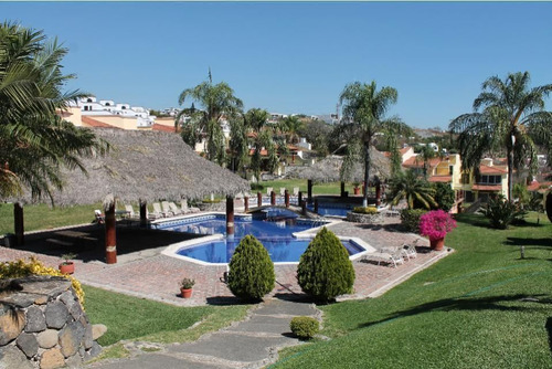 Residencia En Venta Con 4 Recámaras, Alberca En Áreas Comunes