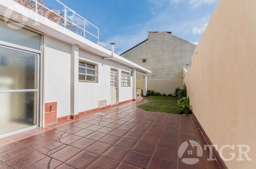 Cálida Casa En Lomas De Zamora Con Diseño Funcional Y Entorno Privilegiado