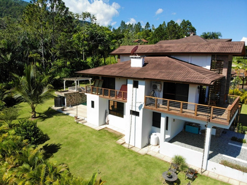 Villa En Jarabacoa De 3 Niveles.