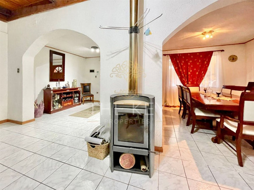 Casa En Venta De 5 Dorm. En Olmué