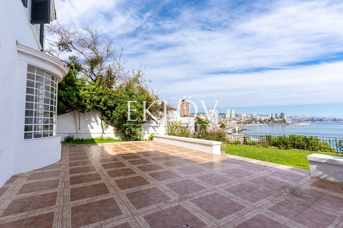 Mansión De Estilo Francés Con Vista Panorámica Al Mar