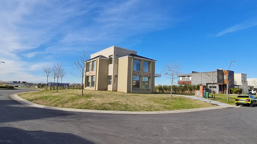 Casa Al Lago En Puertos Del Lago Escobar  Araucarias