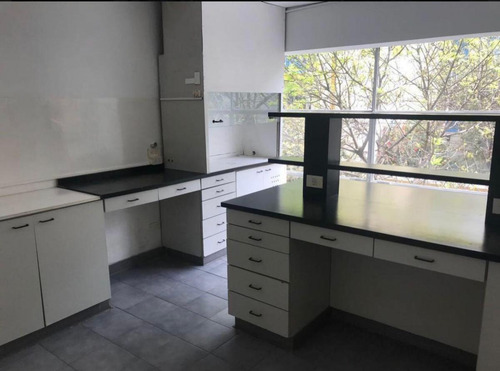 Imagen 6 de 9 de Edificio De Oficinas De 3 Plantas. 3 Baños. Local En Planta Baja Y Dos Pisos De Oficinas.