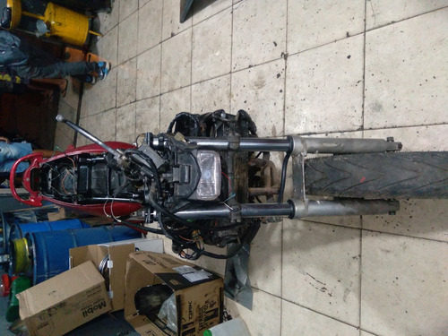 Imagem 3 de 6 de Suzuki Gsx 750