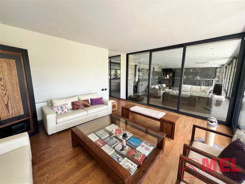 Parcela En Venta De 4 Dorm. Mas Servicio En Chicureo