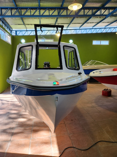 Tracker Cabinado Cuddy 530