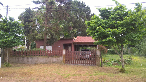 Casa De 3 Ambientes , Cochera , Lavadero , Jardin Y Parque .