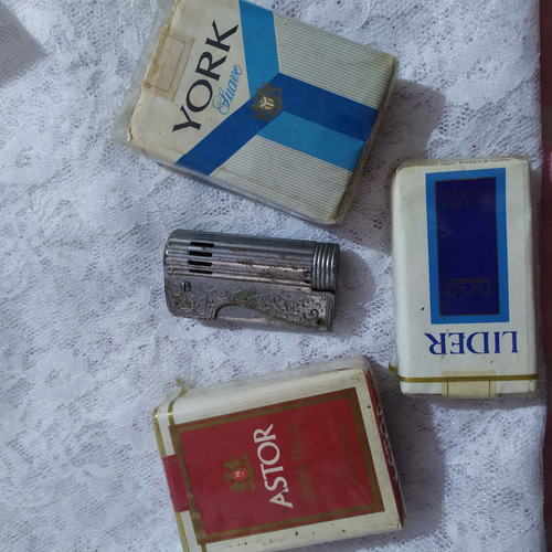 Imagen 2 de 3 de Yesqueros Antiguo Con Cajetillas De Cigarros