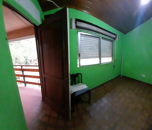Imagen 8 de 14 de Casa Dos Plantas En Esquina Zona Hospital
