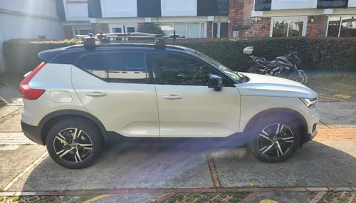 Volvo XC40 2.0 T4 R-DESIGN