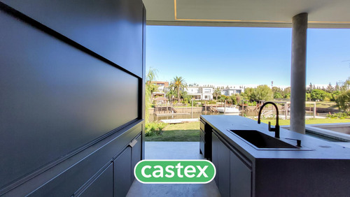 Casa A La Venta Al Río Con Amarra En El Barrio El Yacht. Nordelta.