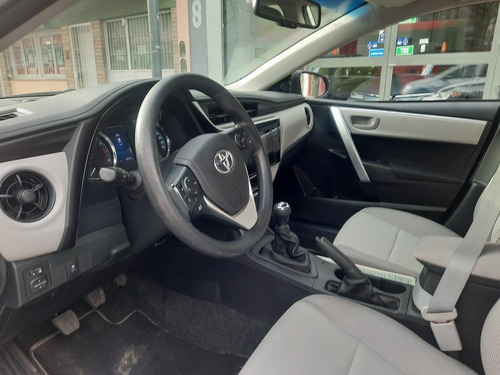 Imagen 8 de 20 de Toyota Corolla 2017 1.8 Xei Mt 140cv