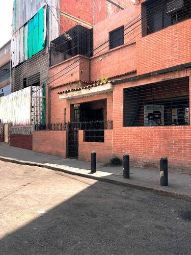 En Venta Amplia Casa En Calle Colombia De Catia 300m2