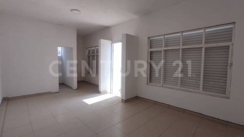 Casa En Venta Con Local Comercial En El Chamizal, Pedro Escobedo, Querétaro.