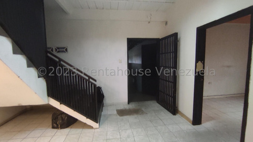 En Alquiler Constituida Por Una Edificación De Tres Niveles, En Su Primera Planta Un Amplio Deposito Ideal Para Establecer Su Empresa 24-2083 Irrr