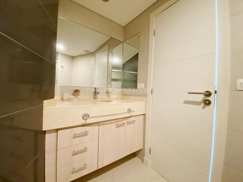 Apartamento En Venta De 2 Dormitorios En Wind Tower, Punta Del Este.