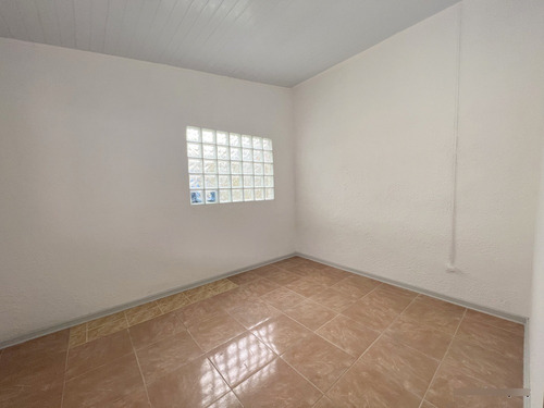 Alquiler De Hermoso Apartamento Punta De Rieles, Tipo Casita, Lugar Para 2 Autos, 1 Dormitorio, Patio, Sin Gastos Comunes, A Nuevo!! Muy Segura