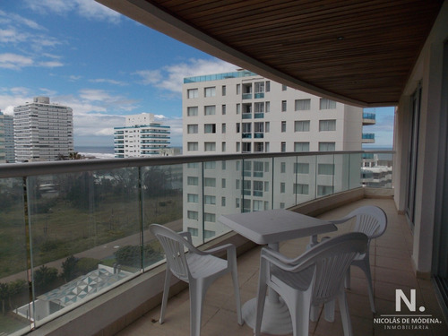 Vende Apartamento A Metros Del Mar En Brava Punta Del Este De 3 Dormitorios. 