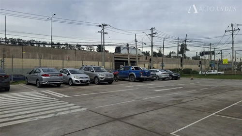 Arriendo Local Comercial / 90 Mt2 / 2 Baños / Strip Center