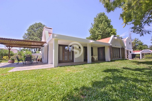 Casa De 4 Dormitorios Con Piscina Climatizada En Alquiler- Ref: 3378