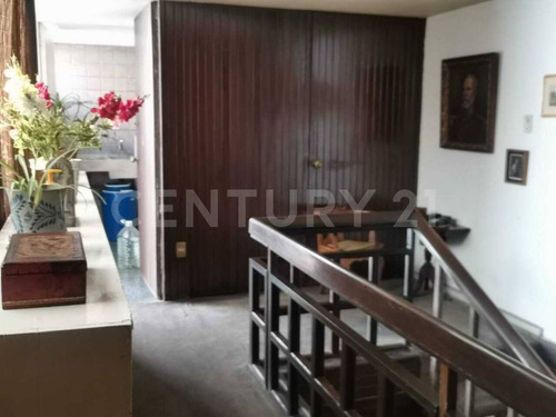 Casa En 2 Niveles Con Potencial Para Modernizar O Construir Un Gran Proyecto