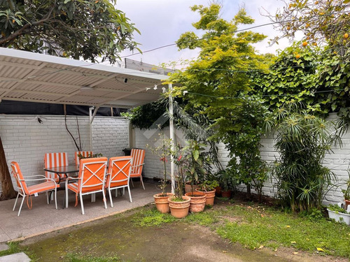 Casa En Venta De 5 Dorm. En Ñuñoa