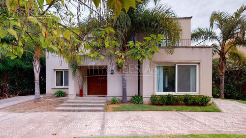 Tour 360º - Casa Al Lago Con Cuatro Dormitorios En Los Sauces