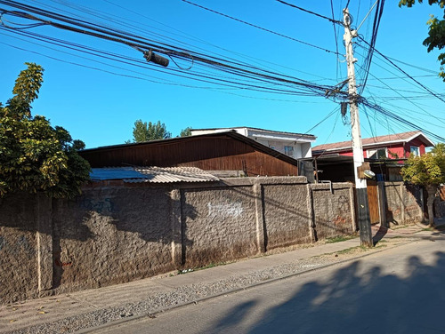 Casa De Esquina Ubicada En Santiago Comuna De Peñalolen