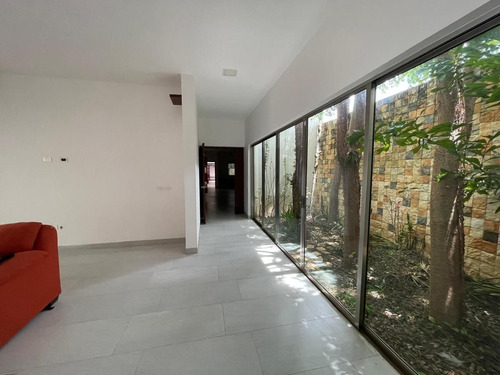 Venta Casa De Un Piso En Esquina Con Amplio Terreno, Temozon Norte