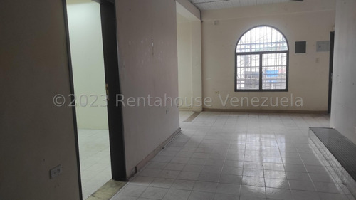 En Alquiler Constituida Por Una Edificación De Tres Niveles, En Su Primera Planta Un Amplio Deposito Ideal Para Establecer Su Empresa 24-2083 Irrr