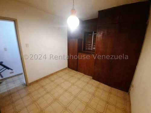 Se Alquila Casa, Para Uso Comercial . En Los Palos Grandes. 24-18111